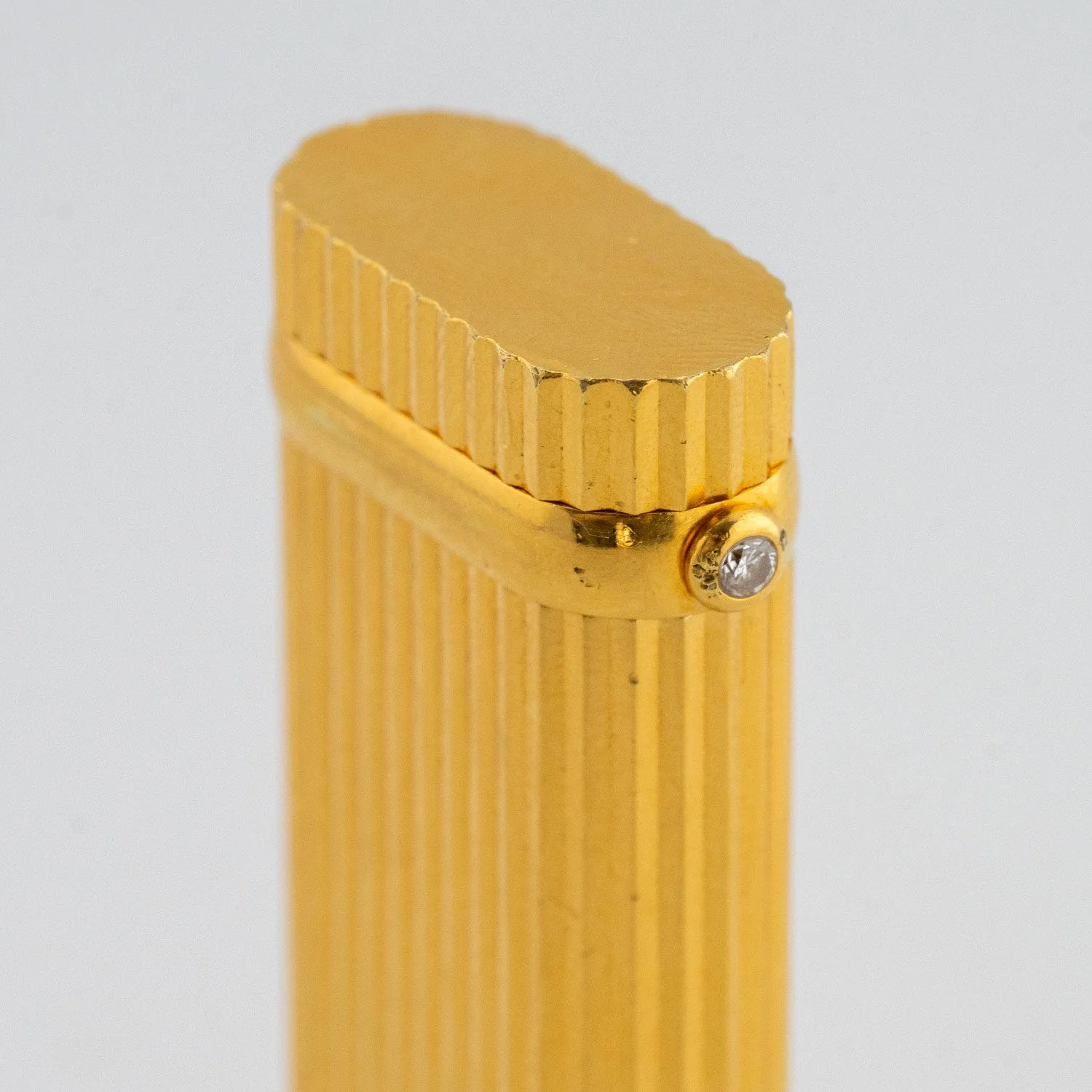 Lighter Golden Godron Vertical Stripe - Les Must de Cartier - Image 2