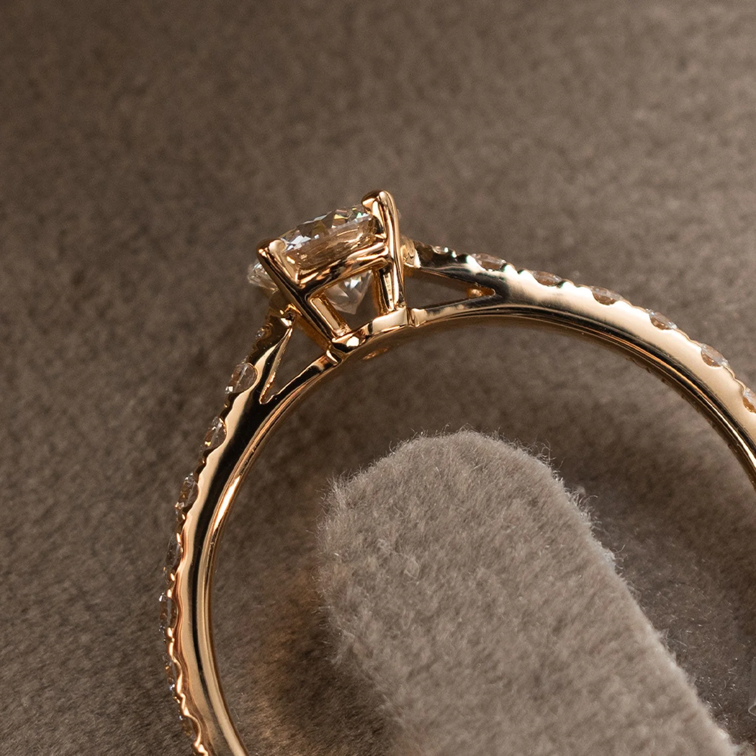 Ring solitaire paveé 750 rose gold 0.79ct 1 brilliant 0.45ct. F/Si1 + 18 brilliant. 0.34ct TW/VSi - Image 3